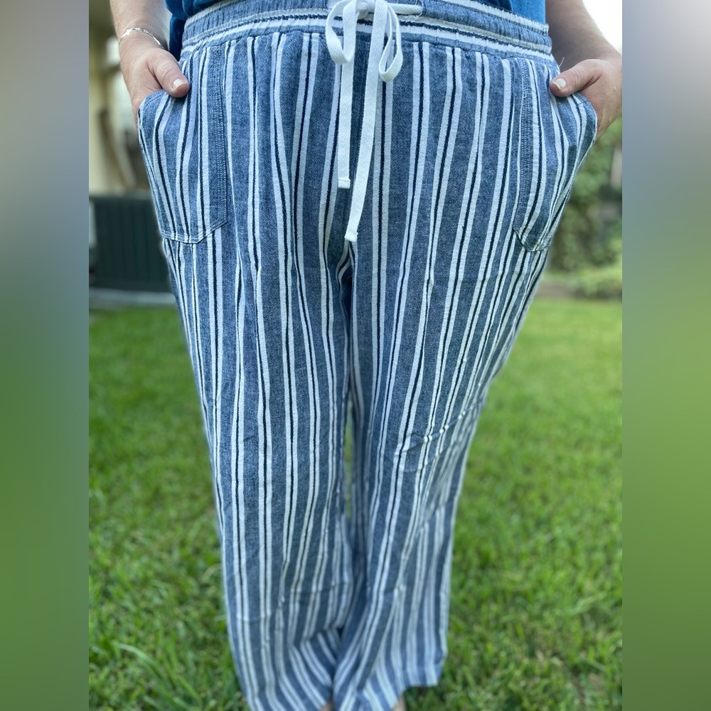 Women’s plus size 26/28 blue and white striped wide-leg linen pants.